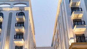 Impostazione formale per la ristorazione all'aperto, con tavoli e sedie, una scalinata che conduce a un edificio e un cartello con la scritta "TERRAZZA CAFE".