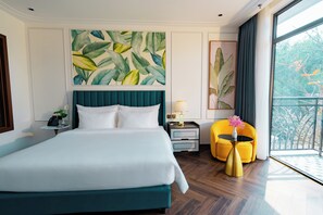 Deluxe-Doppel- oder -Zweibettzimmer, Balkon, Gartenblick | Schreibtisch, laptopgeeigneter Arbeitsplatz, Verdunkelungsvorhänge