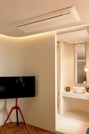Minibar, escritorio y wifi gratis