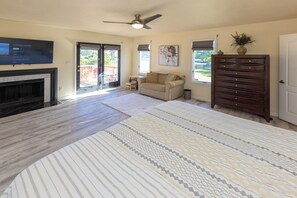 7 bedrooms, free WiFi - Sage Point, 7 bedroom, Bay Front with Pool, Hot Tub and Dock (Virginia Beach)