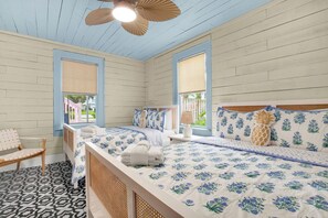 Een bureau, een strijkplank/strijkijzer, reisbedje, gratis wifi