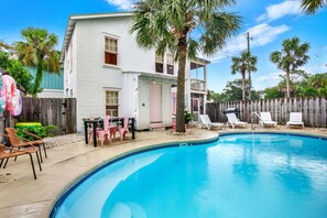 Een verwarmd zwembad