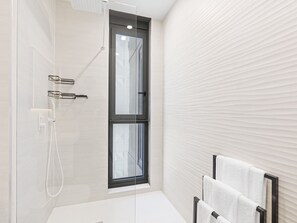 シャワー、ヘアドライヤー、タオル