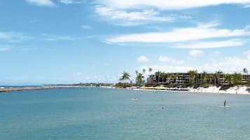 Na praia, espreguiçadeiras, toalhas de praia