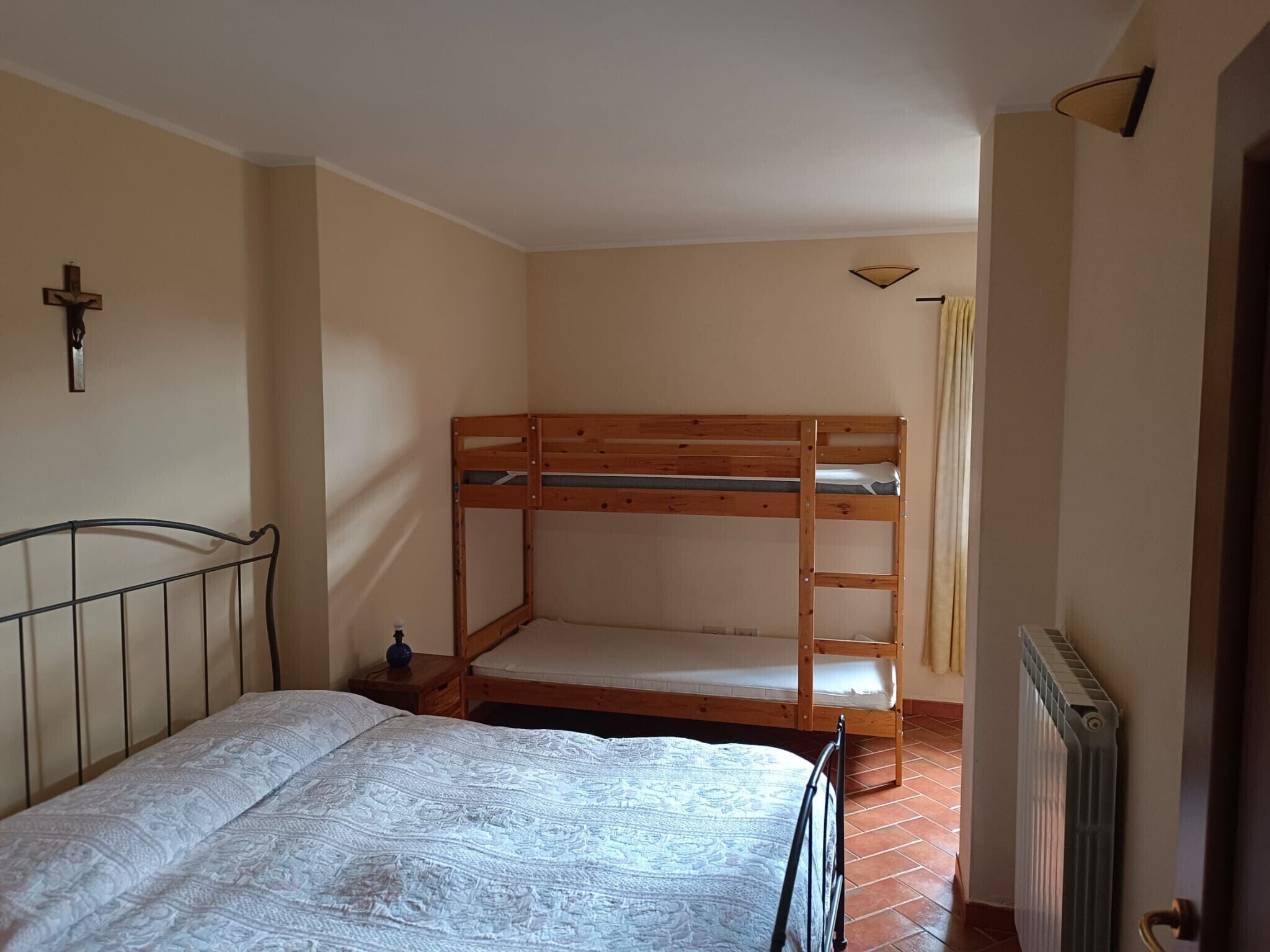 1 habitación, tabla de planchar con plancha, wifi gratis y ropa de cama 