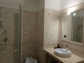 A bathroom with a glass shower enclosure, a sink, and a toilet. - Olivo al Mare - Apartment with Garden and Private Parking in Dolcedo, by HOST4U (Dolcedo)