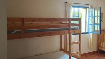 1 habitación, tabla de planchar con plancha, wifi gratis y ropa de cama