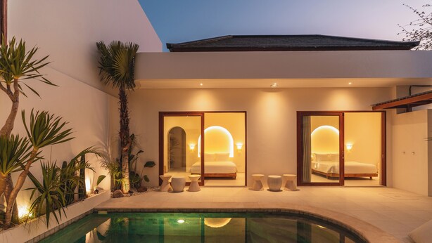 A modern hotel with a swimming pool, two bedrooms with large windows, and a minimalist design. - Villa Sari 2 by Alfred in Bali (Pecatu)