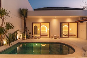 Un hotel moderno con piscina, dos dormitorios con ventanas amplias y un diseño minimalista.