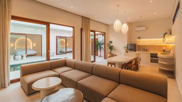 Vila Deluks, 2 kamar tidur, kolam renang pribadi, pemandangan kolam renang | Area keluarga | Smart TV 32-inci dengan saluran TV digital