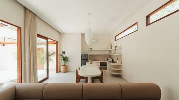 Vila Deluks, 2 kamar tidur, kolam renang pribadi, pemandangan kolam renang | Area keluarga | Smart TV 32-inci dengan saluran TV digital