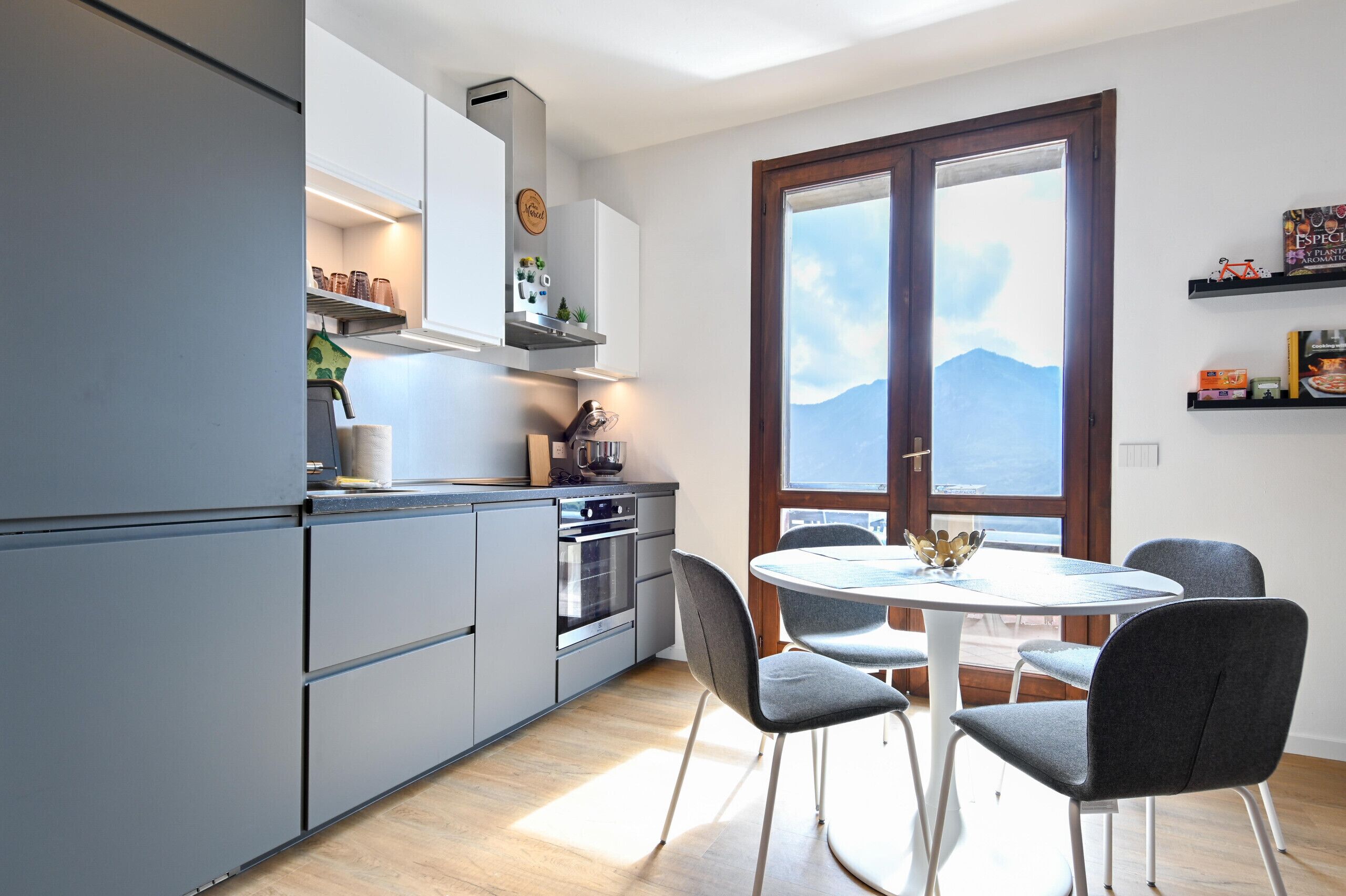 Kühlschrank, Ofen, Geschirrspüler, Wasserkocher mit Kaffee-/Teezubehör