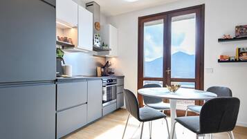 KĂŒhlschrank, Ofen, GeschirrspĂŒler, Wasserkocher mit Kaffee-/Teezubehör