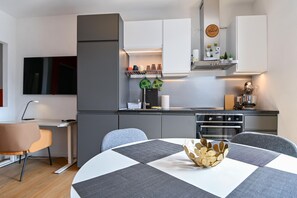 Kühlschrank, Ofen, Geschirrspüler, Wasserkocher mit Kaffee-/Teezubehör