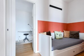 Tabla de planchar con plancha y ropa de cama 