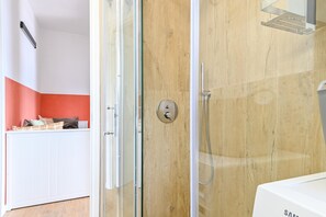 Suihku, hiustenkuivaaja, pyyhkeet