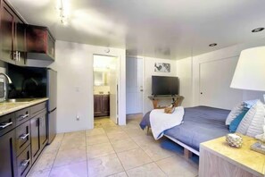 Planxa i posts de planxar, wifi i roba de llit 