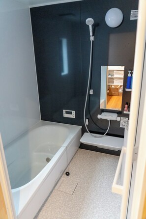 Sèche-cheveux, bidet, serviettes fournies, savon