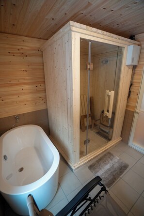 Sèche-cheveux, bidet, serviettes fournies, savon