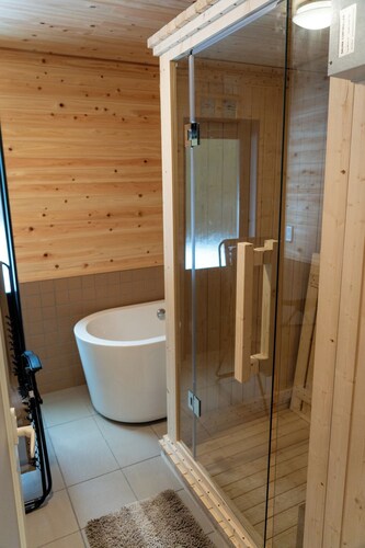 Luxurious space with sauna and steam room for rent