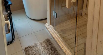Luxurious space with sauna and steam room for rent