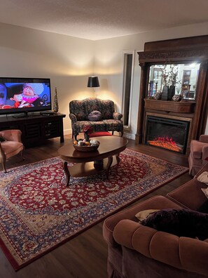 TV, peis, DVD-spiller og bøker