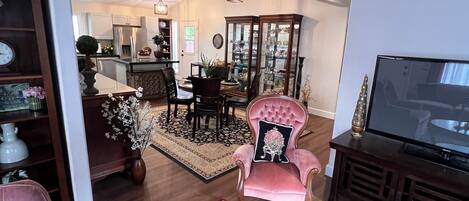 Fernseher, Kamin, DVD-Player, Bücher