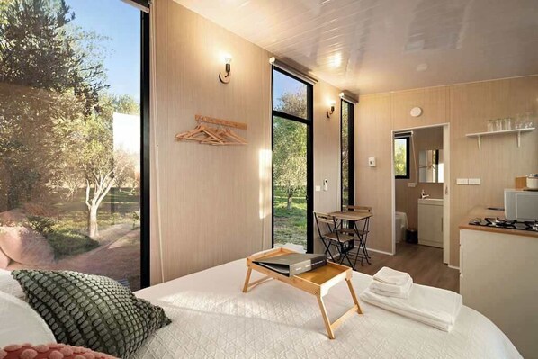 1 bedroom, bed sheets