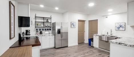 Jääkaappi, mikroaaltouuni, uuni, liesi