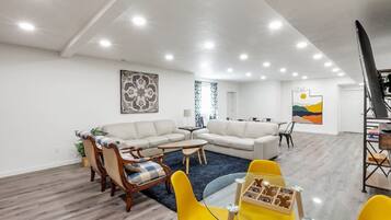 Een smart-tv en een open haard