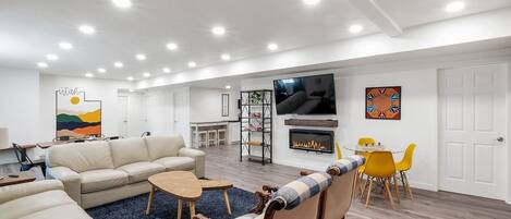 TV connectée, cheminée, écrans d'ordinateur