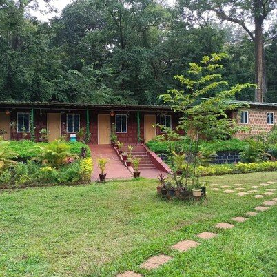 Terrific resort with WiFi in Ganeshgudi - 6 bedrooms