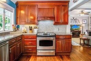 Réfrigérateur, micro-ondes, plaque de cuisson, lave-vaisselle