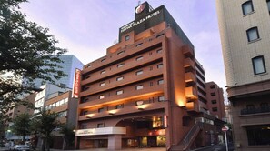 A multi-story hotel with a prominent sign for 'Yokohama Heiwa Plaza Hotel.' - Smoking Twin room Basic room only late checki / Yokohama Kanagawa (Yokohama)