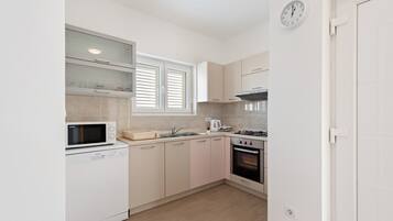 Deluxe Apartment, 3 Bedrooms | Private kitchen | Fridge, microwave, dishwasher, toaster