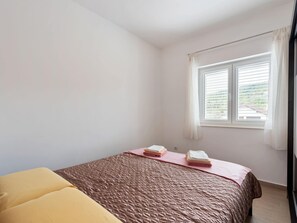 8 bedrooms, bed sheets - Simplistic Apartment in Nevidane Near Sea Beach (Pasman)