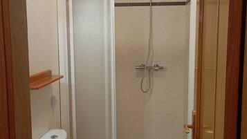Dusche, Haartrockner, Handtücher, Shampoo