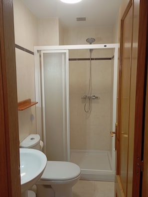 Douche, séchoir à cheveux, serviettes fournies