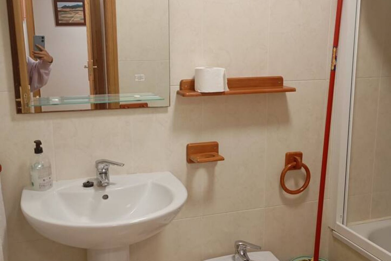 Een douche, een haardroger, handdoeken, shampoo