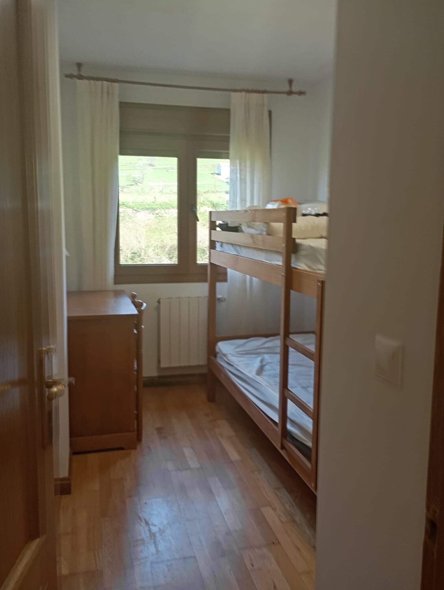 3 slaapkamers, een strijkplank/strijkijzer, gratis wifi, beddengoed