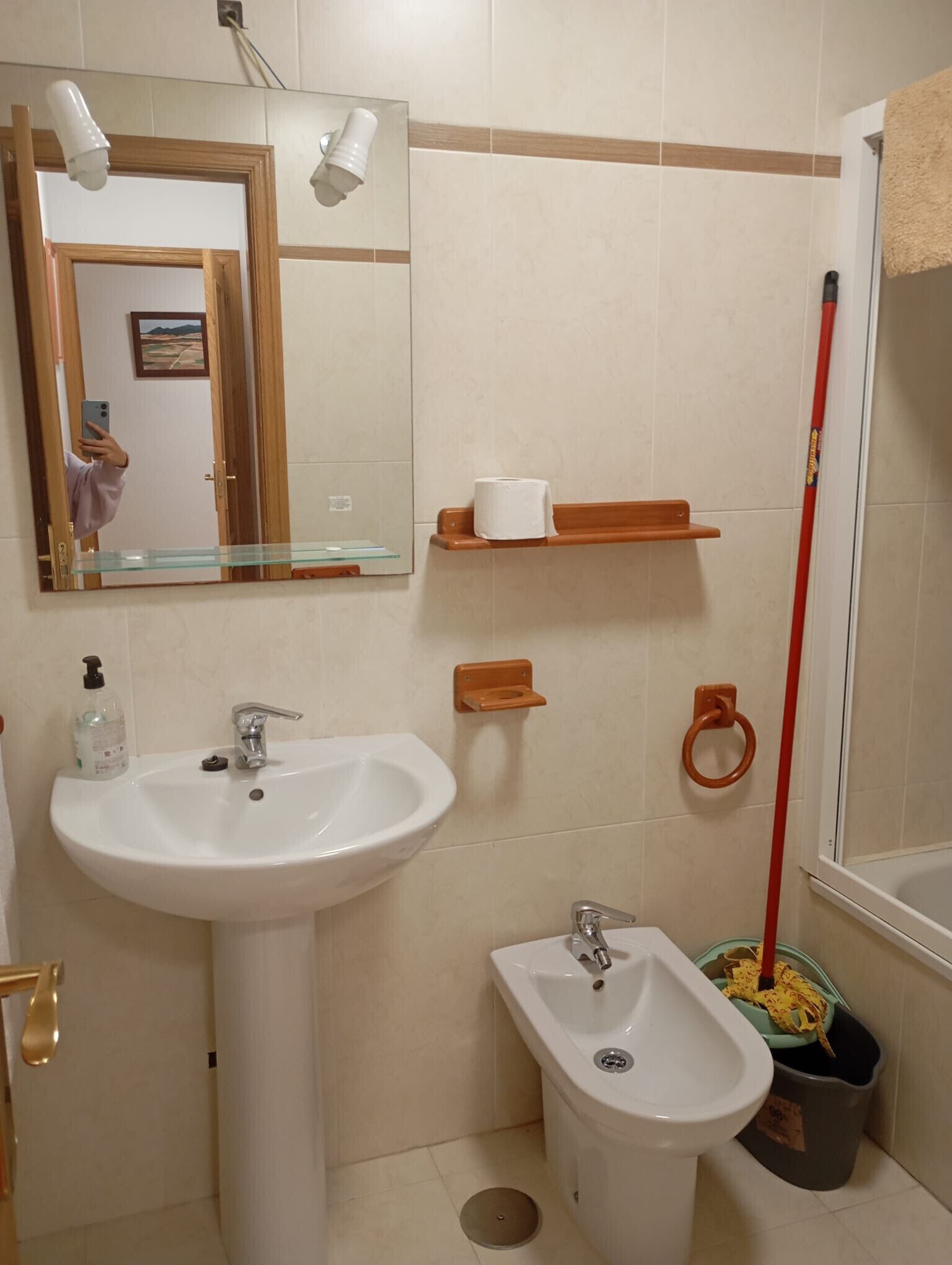 Een douche, een haardroger, handdoeken, shampoo
