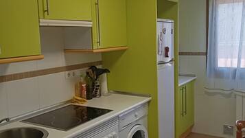 Een koelkast, een microgolfoven, een oven, een vaatwasser