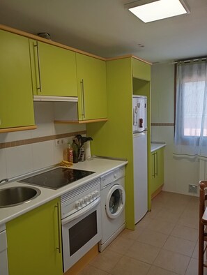 Kjøleskap, mikrobølgeovn, ovn og oppvaskmaskin