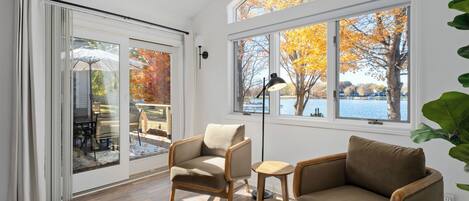 TV connectée, table de tennis de table, livres