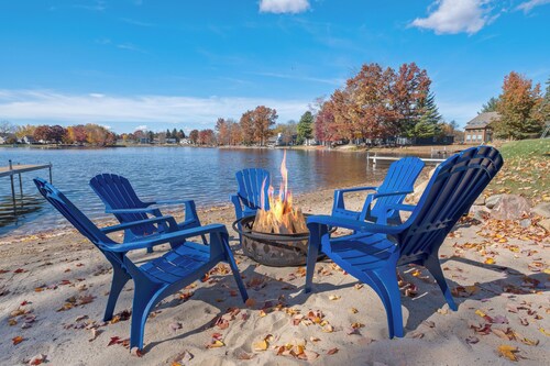 Spacious, newly furnished 4-bedroom beachfront house in Canadian Lakes