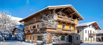 Charming Guesthouse, Central, 270m to Ski Bus