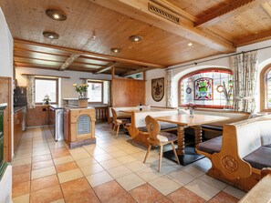 Dining - Charming Guesthouse, Central, 270m to Ski Bus (Kirchberg in Tirol)
