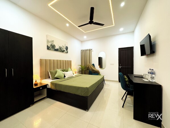 Une chambre à coucher moderne avec un lit, un bureau et une armoire.