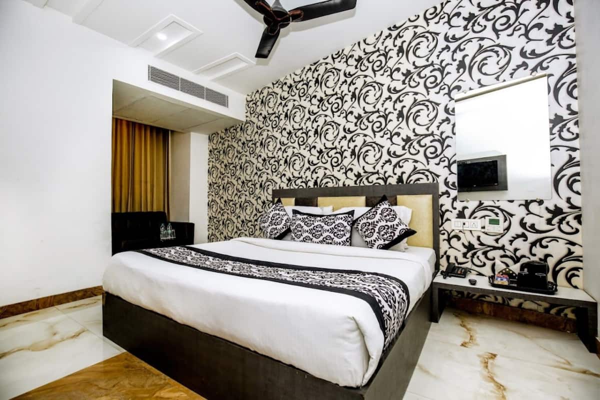 Royal Double Room, Multiple Bedrooms, City View | WiFi (free), bed sheets