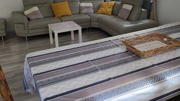 Smart-TV, Tischtennisplatte, Stereoanlage